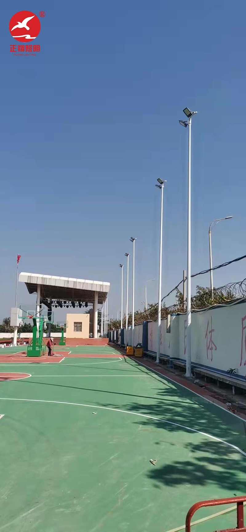 海南機(jī)電學(xué)校12米球場路燈安裝