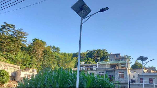 廣西玉蘭農(nóng)村道路太陽能路燈安裝